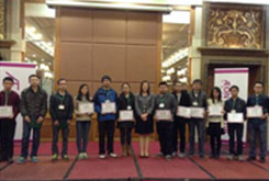 永旺領導向獲得獎學金的學生頒發證書