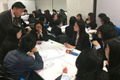 獲得獎學金的學生分組討論