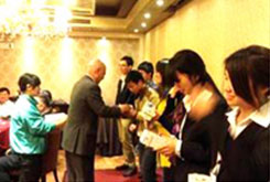 永旺領導向優勝小組頒發獎品