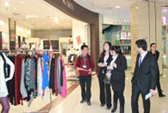 獲得獎學金的學生參觀永旺店鋪